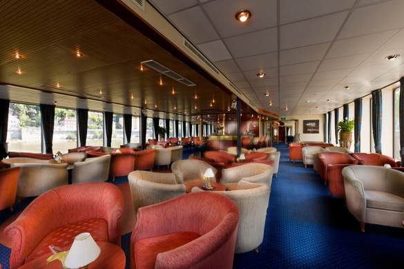 Amadeus River Cruises 07 AMADEUS Bar.jpg